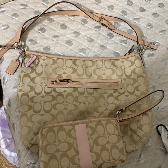 Coach crossbody or shoulder bag with matching billfold/wristlet - Picture 1 of 12